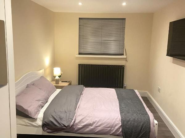 BEAUTIFUL ROOMS ONLY FEW STEPS AWAY FROM BRUCE GROVE TOTTENHAM STADIUM : photo 1 de la chambre appartement avec douche