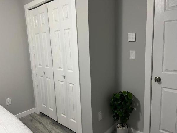 Cozy Modern and Lavish 1 Bedroom Basement Suite : photo 2 de la chambre chambre lit queen-size