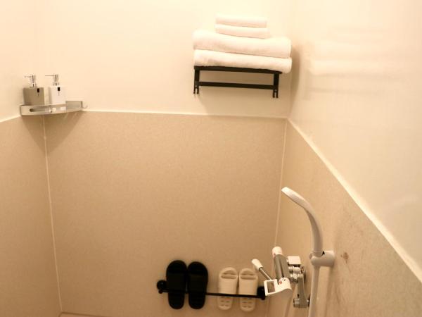 attomi hostel : photo 7 de la chambre chambre quadruple avec douche