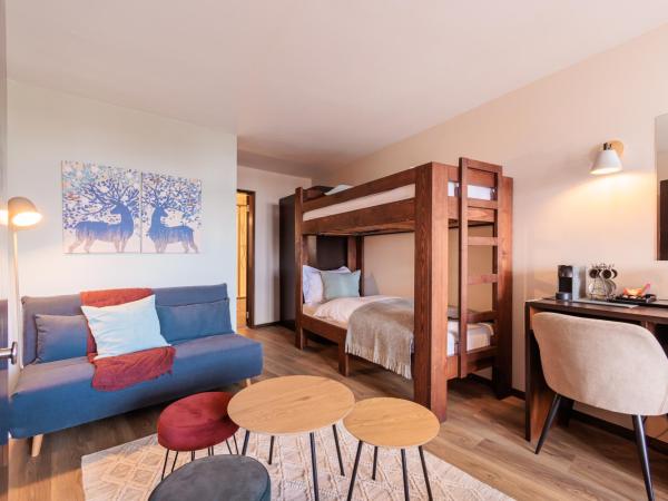 No 8 Bed & Bar : photo 3 de la chambre chambre quadruple avec balcon 