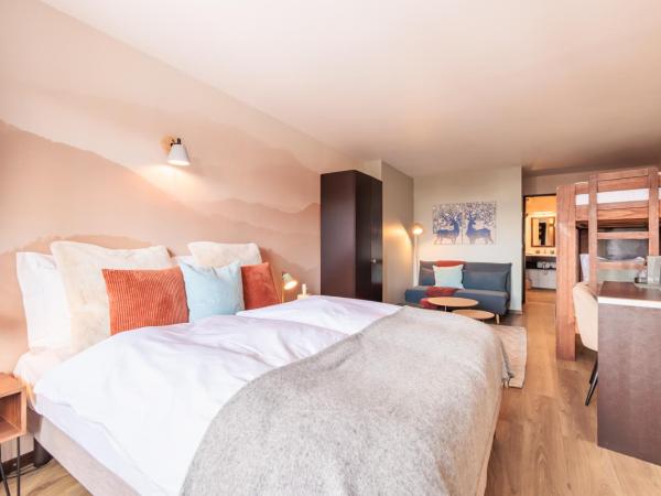 No 8 Bed & Bar : photo 4 de la chambre chambre quadruple avec balcon 