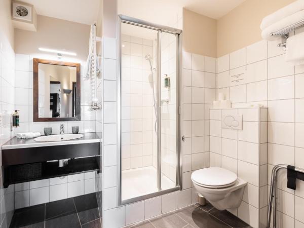 No 8 Bed & Bar : photo 6 de la chambre chambre quadruple avec balcon 