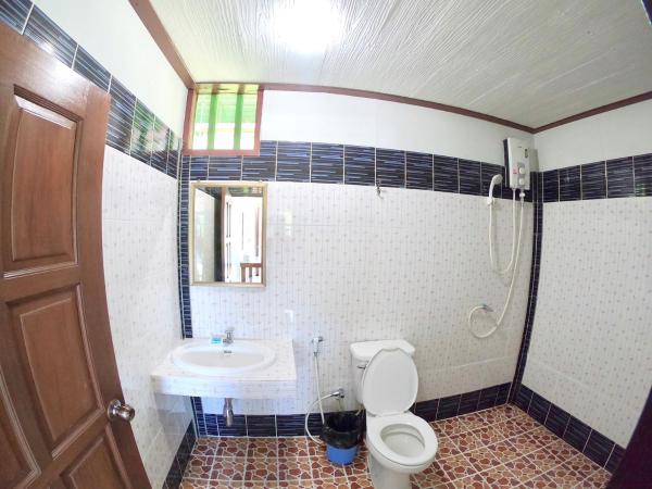 JR&GYM Resort : photo 4 de la chambre chambre triple avec salle de bains privative