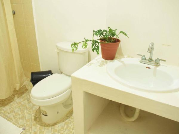 Hostal Casa Bohemia : photo 1 de la chambre chambre double avec salle de bains commune