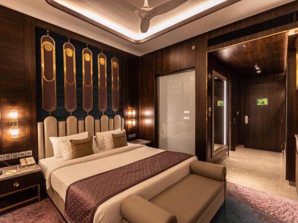 The Corinthians Resort & Club : photo 2 de la chambre premier room 15% discount on food and soft beverages , spa , saloon and laundry(only washing and ironing)