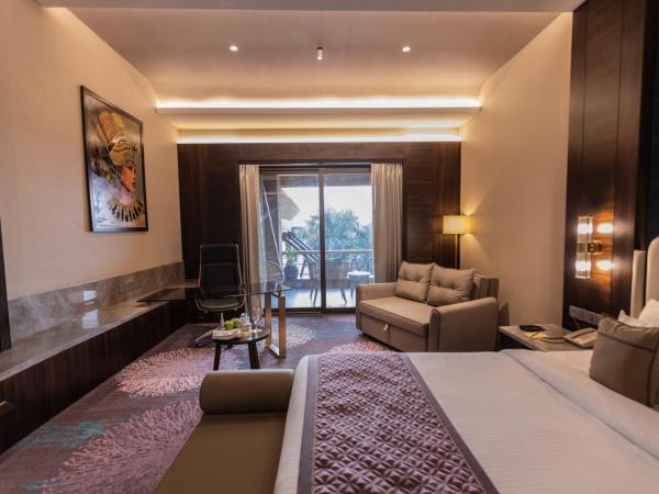 The Corinthians Resort & Club : photo 4 de la chambre premier room 15% discount on food and soft beverages , spa , saloon and laundry(only washing and ironing)