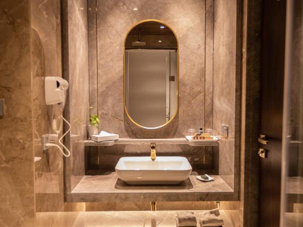 The Corinthians Resort & Club : photo 6 de la chambre premier room 15% discount on food and soft beverages , spa , saloon and laundry(only washing and ironing)