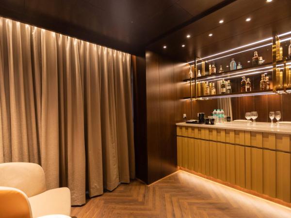 The Corinthians Resort & Club : photo 6 de la chambre wow suite 15% discount on food and soft beverages , spa , saloon and laundry(only washing and ironing)