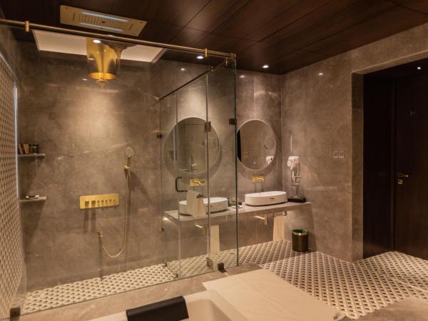 The Corinthians Resort & Club : photo 8 de la chambre wow suite 15% discount on food and soft beverages , spa , saloon and laundry(only washing and ironing)