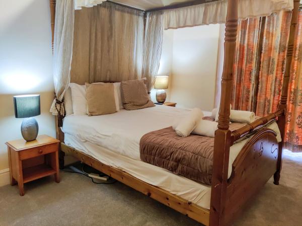 Wentworth House - Free Parking : photo 5 de la chambre chambre double avec lit à baldaquin