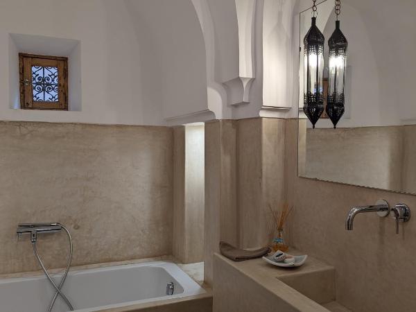 Riad Dar Eternity : photo 5 de la chambre chambre double ou lits jumeaux deluxe - vue sur piscine