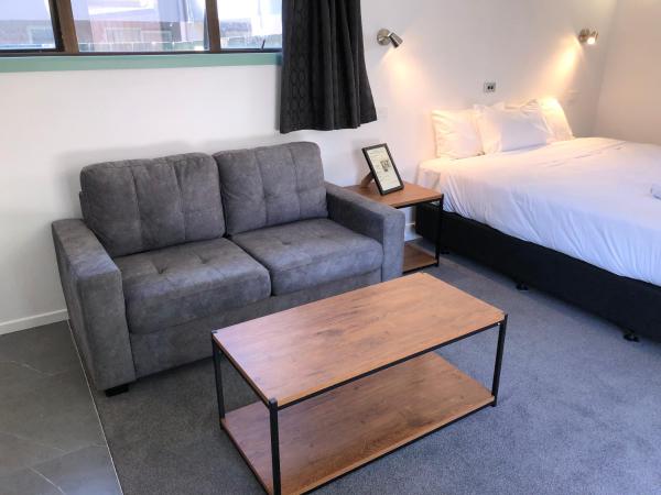 Pure Motel : photo 7 de la chambre chambre lit king-size avec baignoire spa