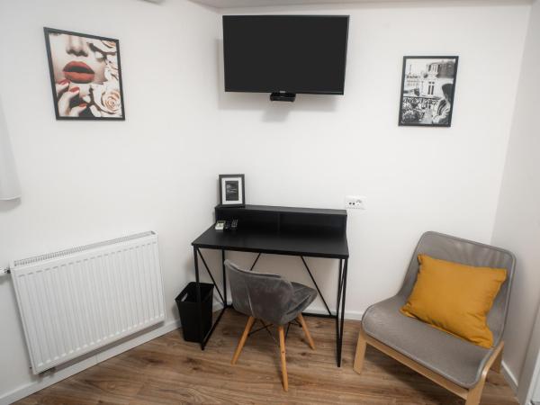 LaRoom - Free Parking : photo 2 de la chambre chambre simple avec salle de bains privative