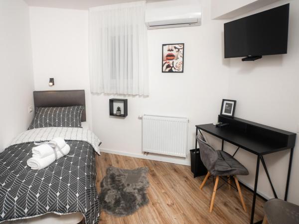 LaRoom - Free Parking : photo 1 de la chambre chambre simple avec salle de bains privative