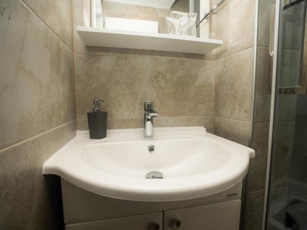 LaRoom - Free Parking : photo 8 de la chambre chambre simple avec salle de bains privative