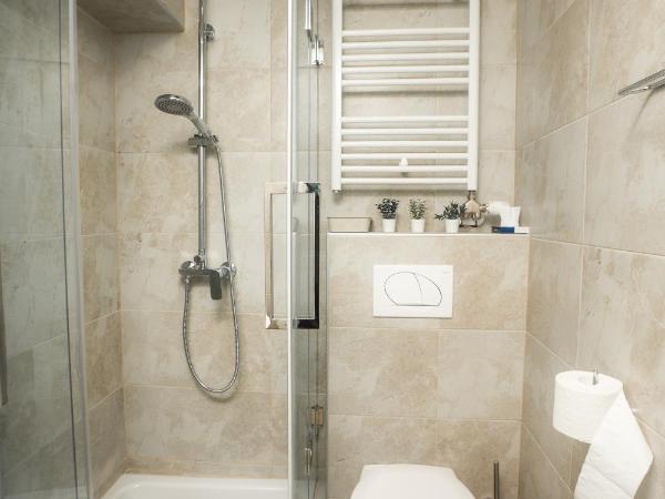 LaRoom - Free Parking : photo 10 de la chambre chambre simple avec salle de bains privative