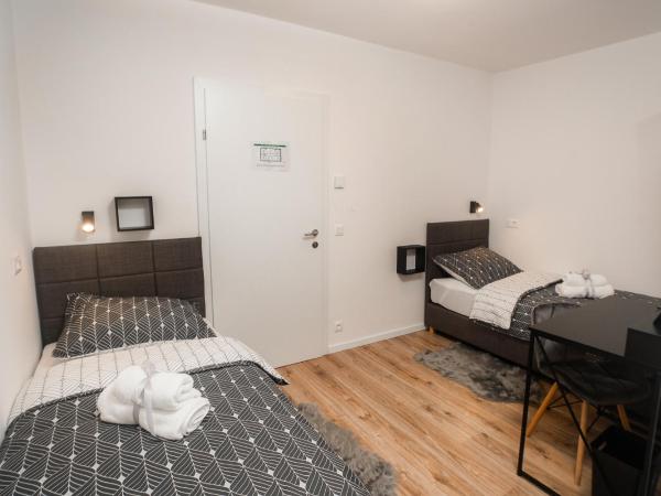 LaRoom - Free Parking : photo 1 de la chambre chambre lits jumeaux avec balcon