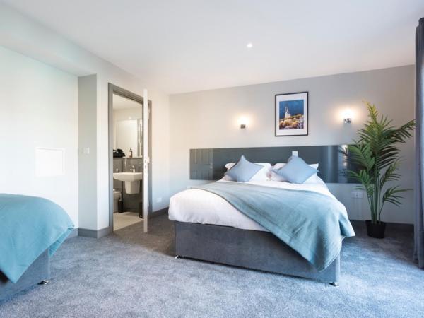 Bank Square Town House : photo 2 de la chambre chambre triple confort avec douche