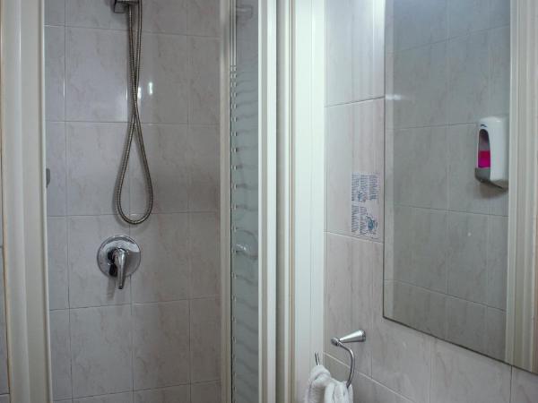 Hostal Ártico : photo 2 de la chambre chambre double avec salle de bains privative