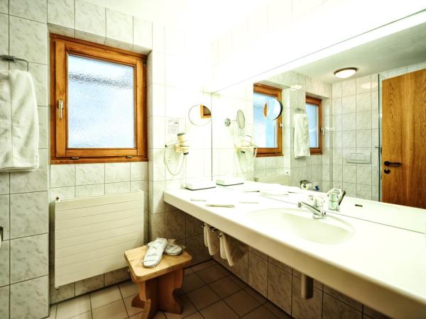 Country Wellnesshotel Bündnerhof : photo 10 de la chambre chambre double supérieure avec balcon orienté sud