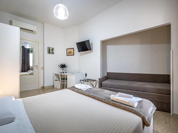 Maison Bianca B&B : photo 1 de la chambre chambre familiale avec salle de bains privative séparée