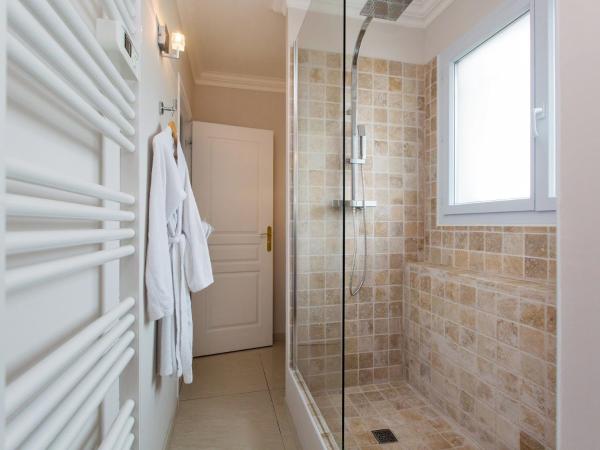 Les chambres d'hôtes de Mougins : photo 3 de la chambre chambre double - vue sur mer