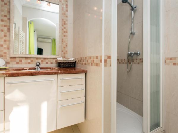 Les chambres d'hôtes de Mougins : photo 8 de la chambre chambre double deluxe - vue sur mer