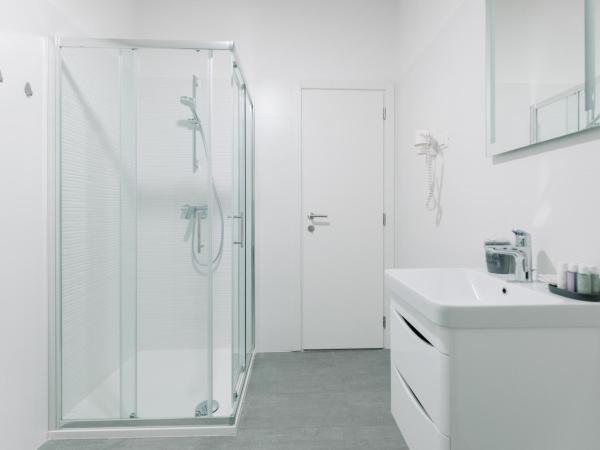 Boutique Suites Joyce Medulin with free parking : photo 2 de la chambre chambre double deluxe avec balcon - vue sur mer