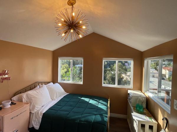 Glamping Hollywood Hills - Luxury Tiny House : photo 4 de la chambre chambre double avec terrasse