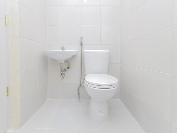 RedDoorz near RS Sari Asih Ciledug : photo 4 de la chambre chambre double standard