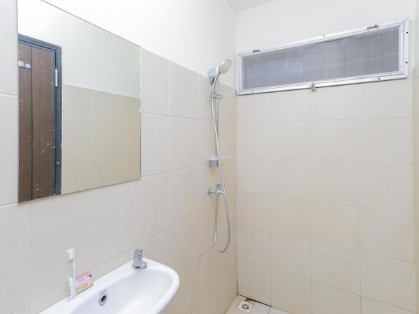 RedDoorz near RS Sari Asih Ciledug : photo 5 de la chambre chambre double standard