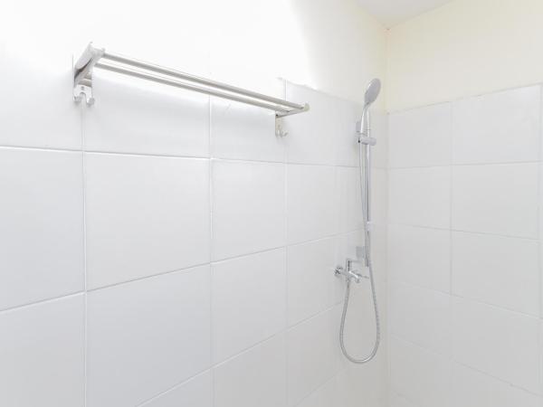 RedDoorz near RS Sari Asih Ciledug : photo 6 de la chambre chambre double standard