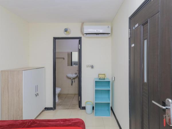 RedDoorz near RS Sari Asih Ciledug : photo 6 de la chambre chambre lits jumeaux
