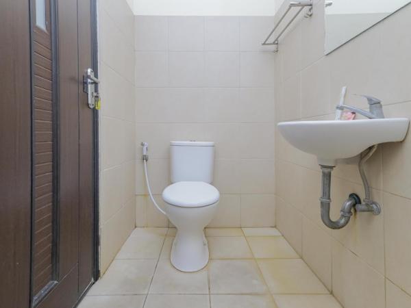 RedDoorz near RS Sari Asih Ciledug : photo 8 de la chambre chambre lits jumeaux