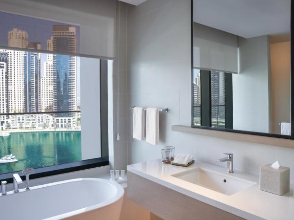 Vida Dubai Marina & Yacht Club : photo 3 de la chambre suite deluxe avec balcon privé - vue sur port de plaisance