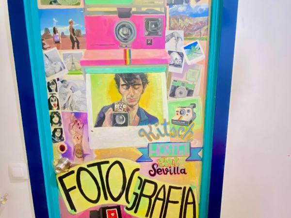Sevilla Kitsch Hostel Art : photo 2 de la chambre chambre double ou lits jumeaux