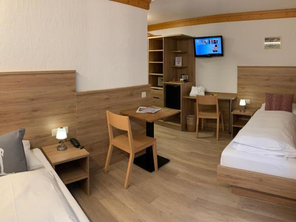 Hotel Crystal : photo 1 de la chambre chambre avec 2 lits séparés