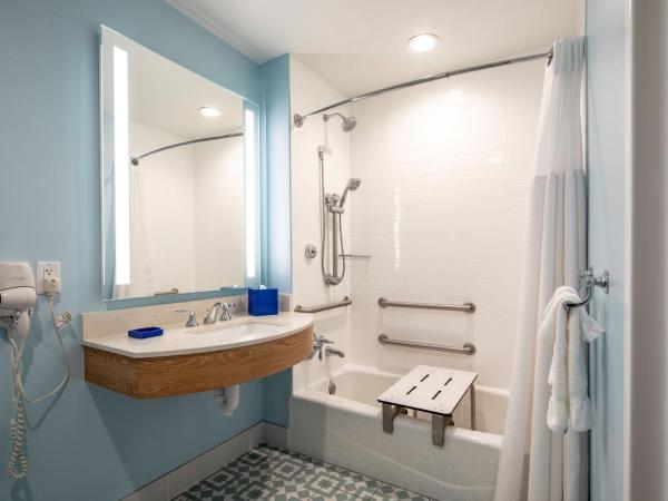 Universal's Endless Summer Resort - Dockside Inn and Suites : photo 1 de la chambre chambre standard pour personnes à mobilité réduite avec baignoire adaptée aux personnes à mobilité réduite (arrivée anticipée au parc incluse*)