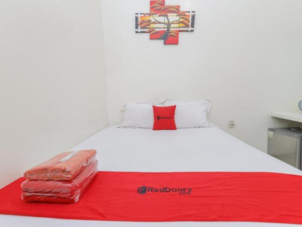 RedDoorz Plus At K23 Rungkut Madya : photo 7 de la chambre chambre double