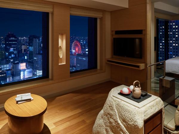InterContinental Hotel Osaka, an IHG Hotel : photo 1 de la chambre suite 1 chambre avec accès au salon club - vue sur ville