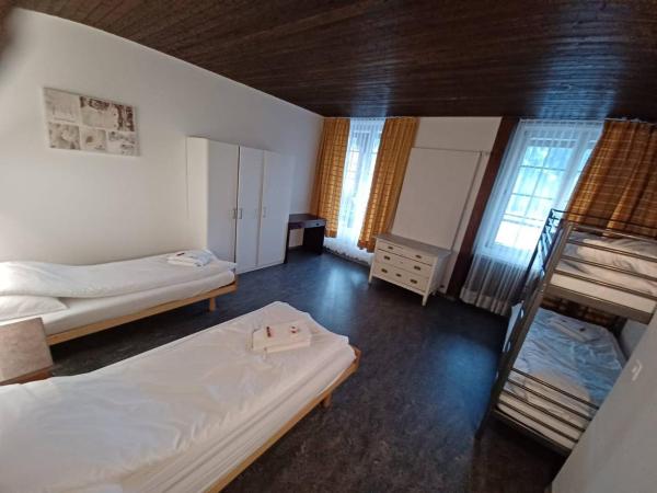 Zentrum Haus Davos : photo 1 de la chambre chambre quadruple avec salle de bains privative