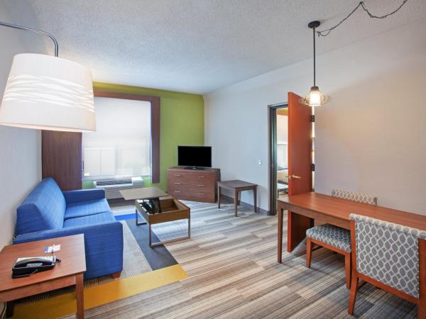 Holiday Inn Express & Suites Houston - Memorial Park Area, an IHG Hotel : photo 2 de la chambre suite lit queen-size avec douche adaptée aux fauteuils roulants - accessible aux personnes à mobilité réduite