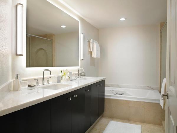 Acqualina Resort and Residences : photo 1 de la chambre chambre lit king-size - vue sur ville - pas de frais de service