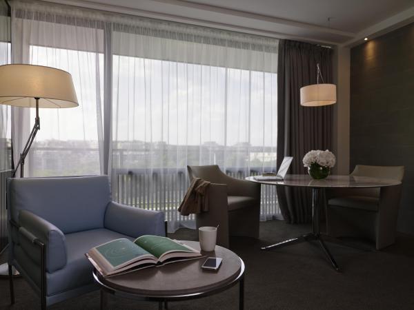 Pullman Paris Tour Eiffel : photo 6 de la chambre suite avec balcon - vue sur tour eiffel