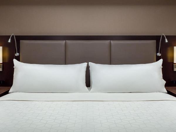 Holiday Inn and Suites Phoenix Airport North, an IHG Hotel : photo 3 de la chambre suite standard