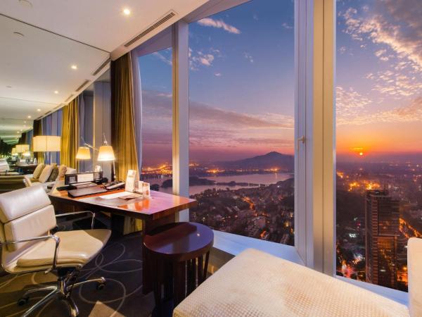 InterContinental Nanjing, an IHG Hotel : photo 8 de la chambre chambre lit king-size classique - vue sur lac