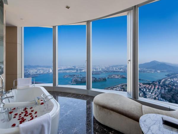 InterContinental Nanjing, an IHG Hotel : photo 7 de la chambre one-bedroom dining suite with lake view