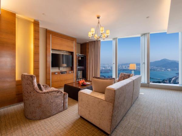 InterContinental Nanjing, an IHG Hotel : photo 8 de la chambre one-bedroom dining suite with lake view