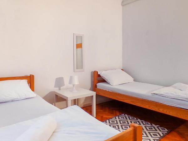 Whole Wide World Hostel : photo 4 de la chambre chambre lits jumeaux avec salle de bains commune