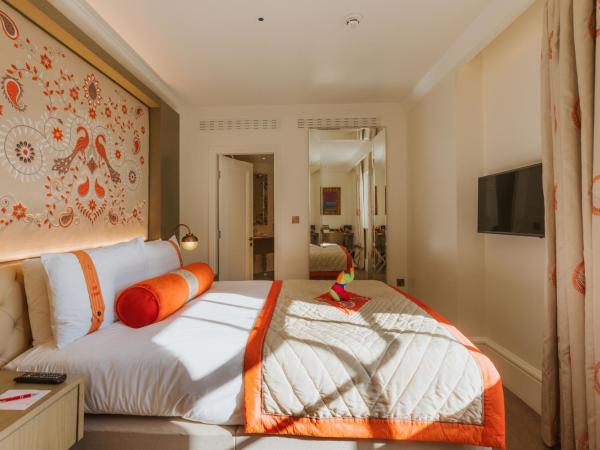 The LaLit London : photo 10 de la chambre hébergement salle de classe confortable